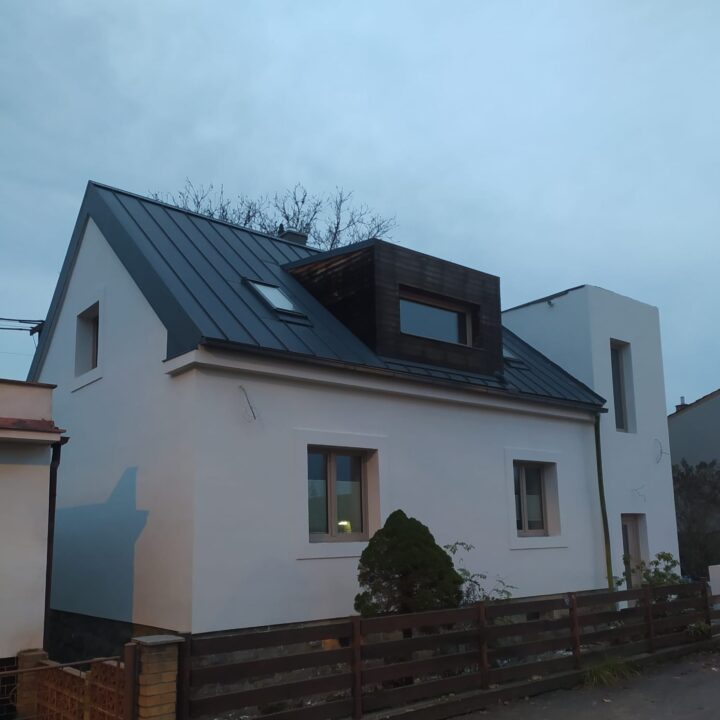 Bílá fasáda