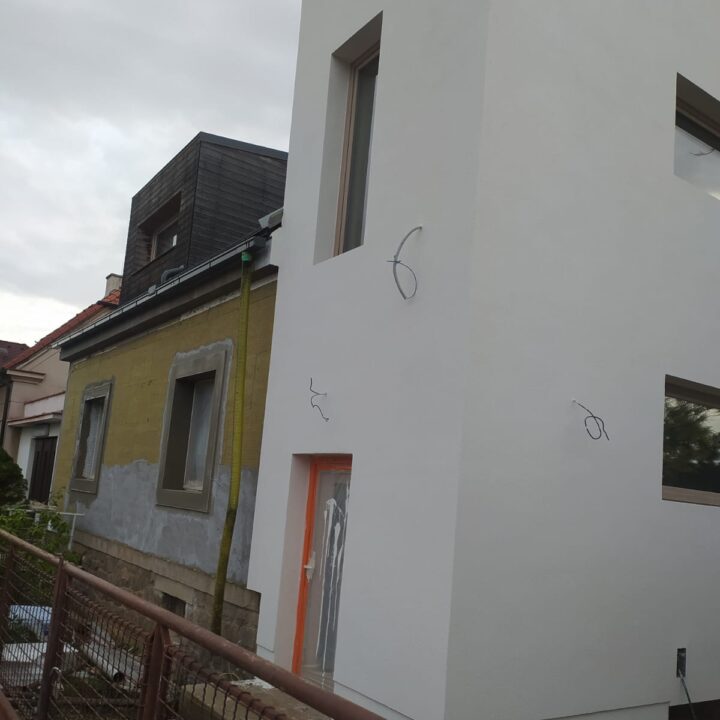 Bílá fasáda
